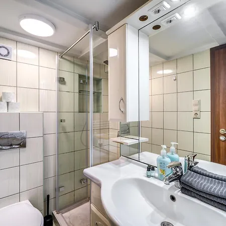 Apartment Oktogon Four *