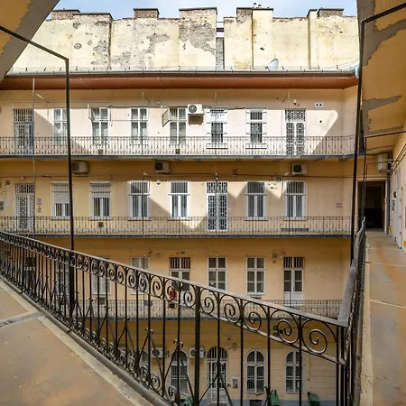 Oktogon Four * Budapest
